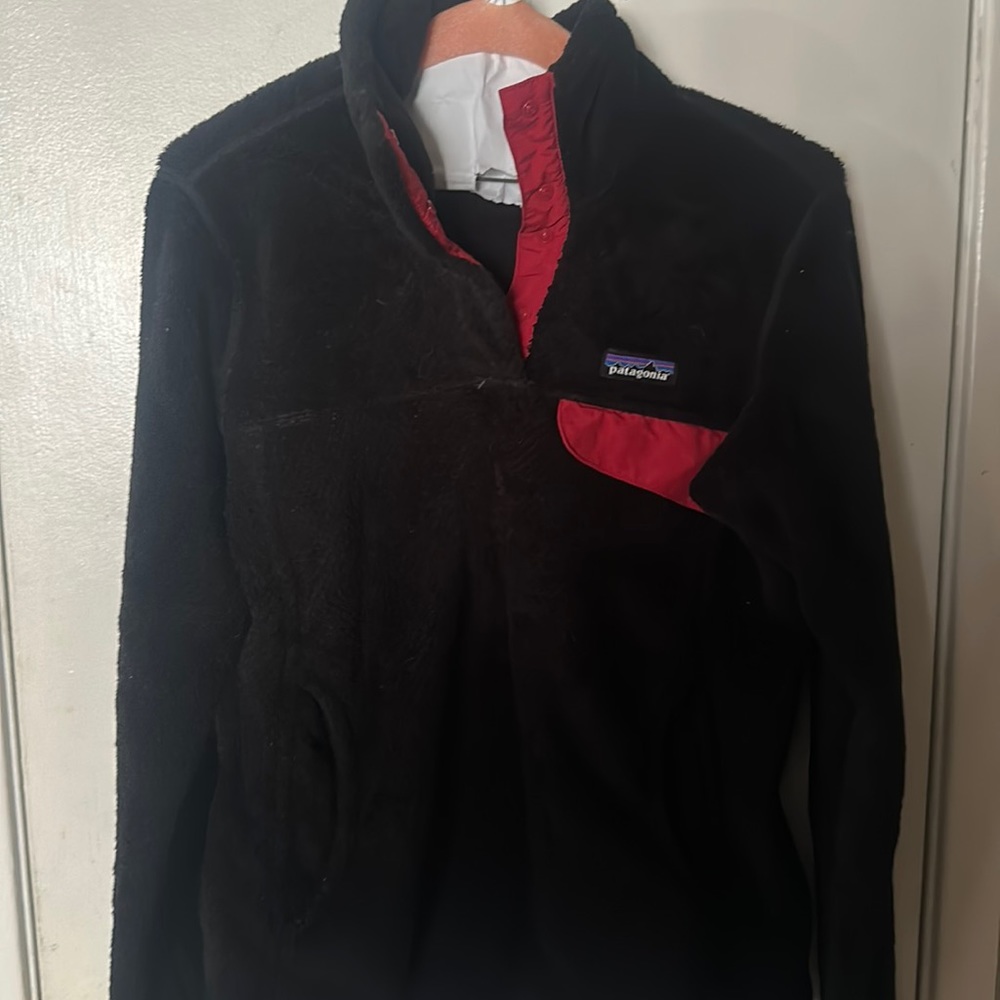 Navy Patagonia pullover fleece with red trim